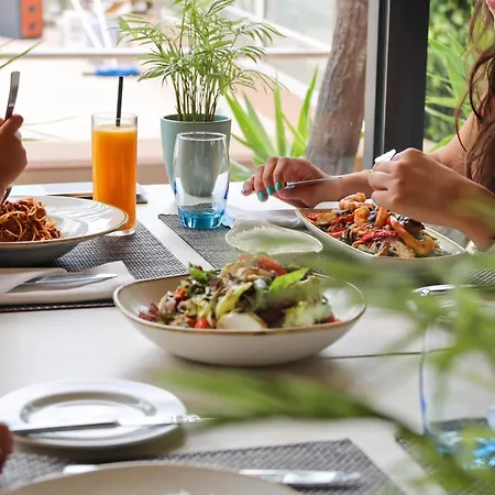 The Views Oasis Hotell Caniço